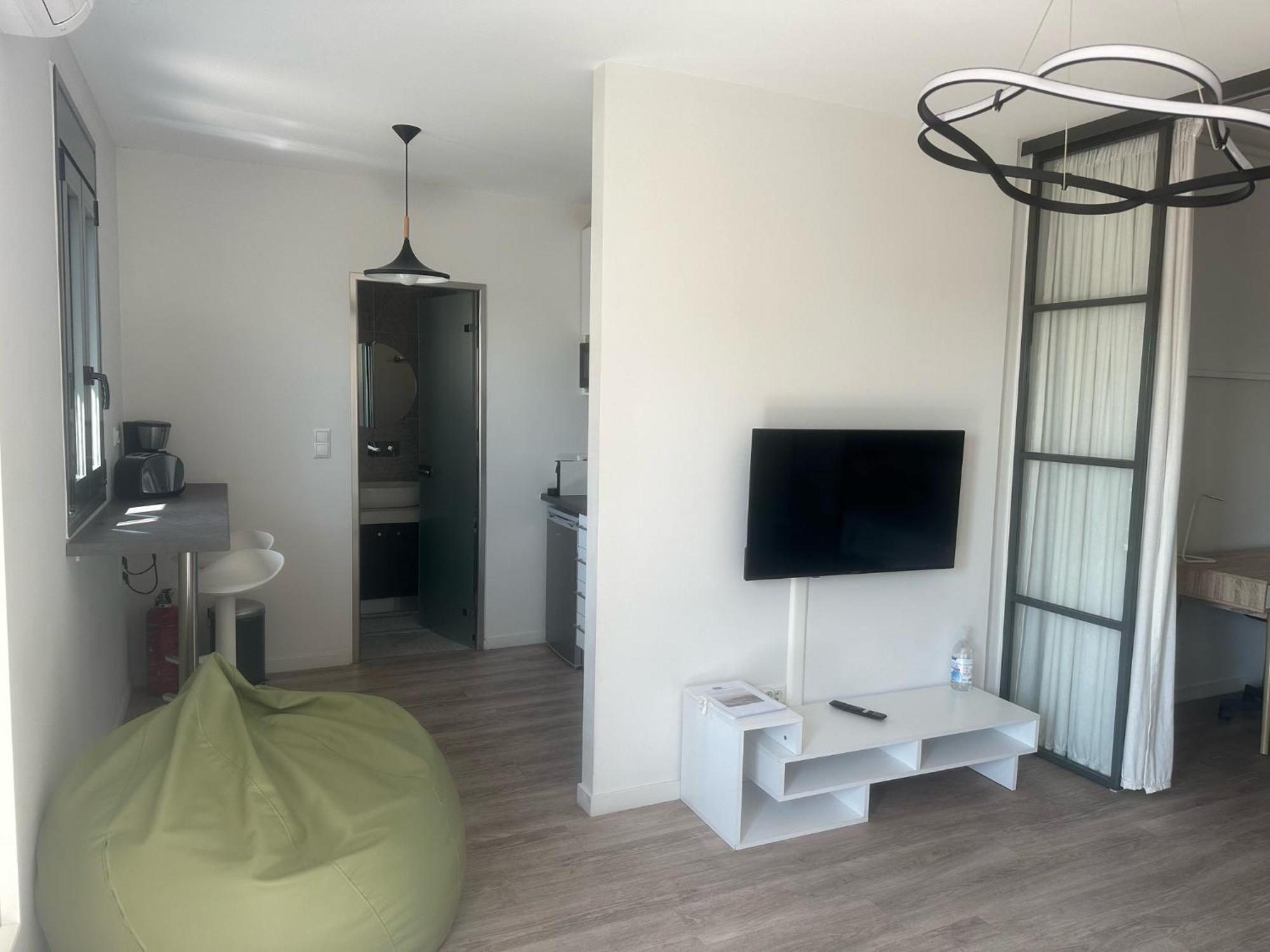 Emily In - Chic Flat With Terrace Syntagma E1 * Athens